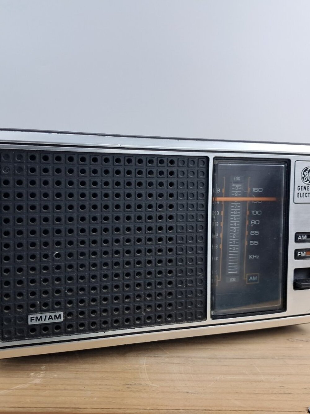 Vintage 1981 GE AM/FM Table Radio Model 7-4115B Woodgrain Finish Retro Works!